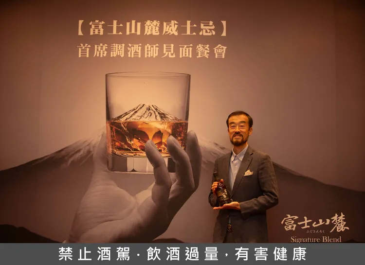 田中城太展示威士忌熟成的關鍵—經美國波本桶熟成的香甜風味，成就富士山麓獨特層次。業者提供