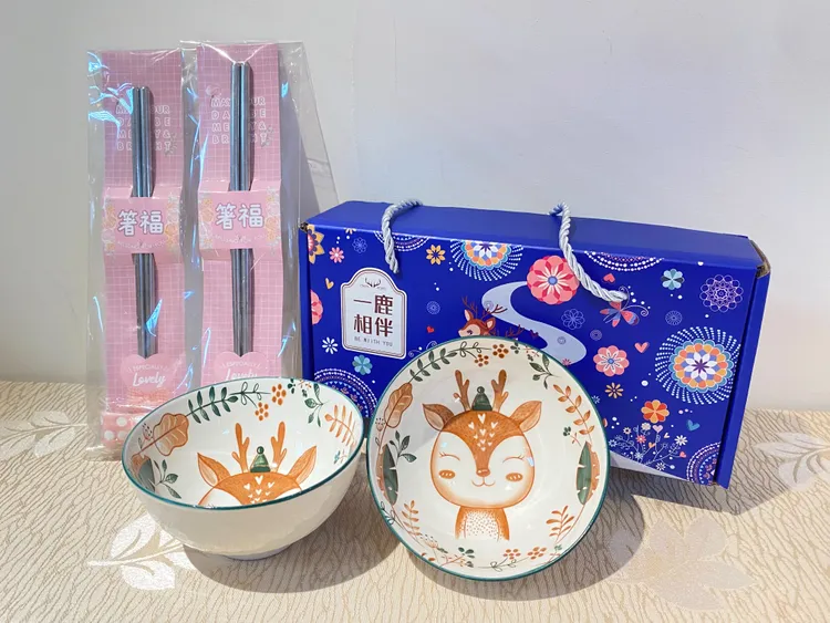 淡水戶所精心挑選「一鹿（路）相伴碗禮盒」及「新婚箸（祝）福筷」，箸（祝）福結婚。民政局提供