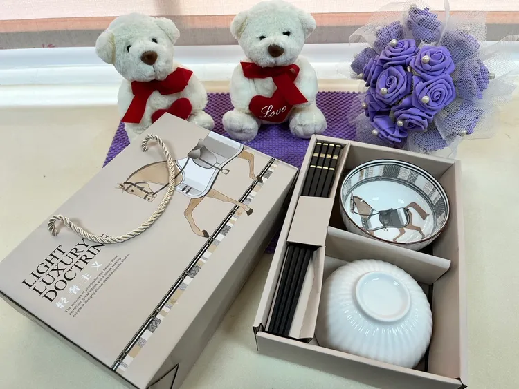 瑞芳戶所準備碗筷禮盒組，讓每對新人都能「碗碗」滿滿。民政局提供