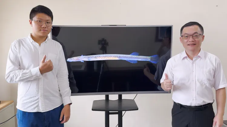 中山大學海洋科學系碩士生陳冠勳（左）與廖德裕院長（右）共同發表了新物種臺灣竿鰕。中山大學提供