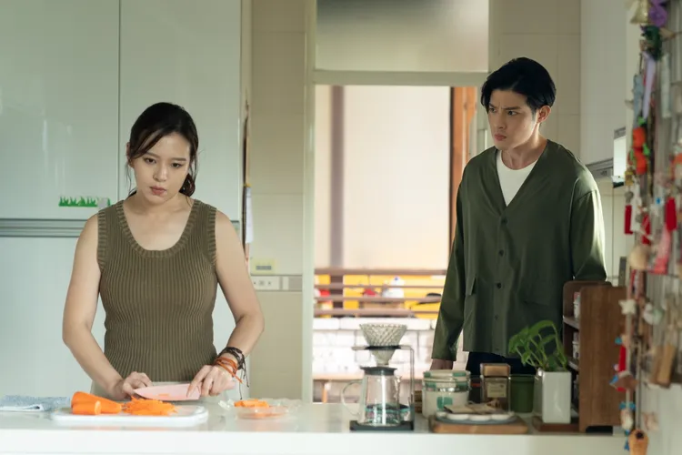 劉品言戲裡被前夫寇家瑞情勒。紅杉娛樂提供