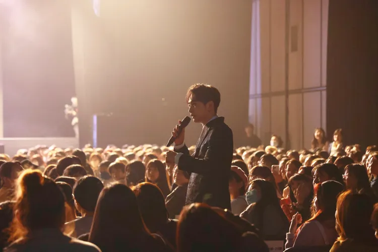 町田啓太直接走下台，站在粉絲旁邊回答問題。LDH愛夢悅提供