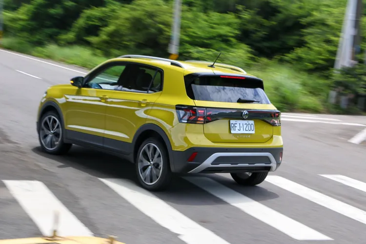 T-Cross 230 TSI起步時就提供輕快飽滿的加速力道，整體行路感亦有著兼容並蓄的從容。林浩昇攝