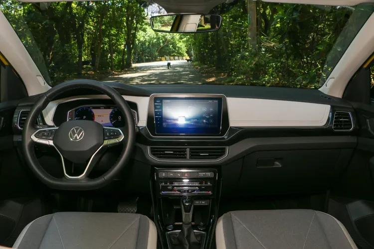 T-Cross小改款車內氛圍有感提升，在230 TSI Style Design車型上採用雙色搭配。林浩昇攝