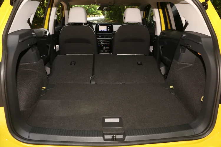 T-Cross具備可前後滑移後座椅，可前傾式前乘客座椅則方便載運衝浪板、梯子等長型物品。林浩昇攝