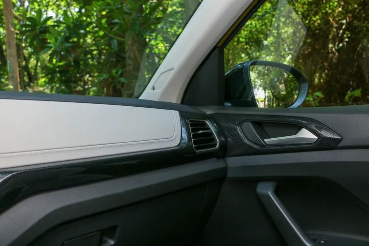 中控台加入了白色皮革包覆，確實大幅提升整體質感。林浩昇攝