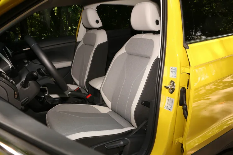 雙前座同樣以雙色的半皮布材質包覆，讓整體視覺更有居家溫馨氛圍。林浩昇攝