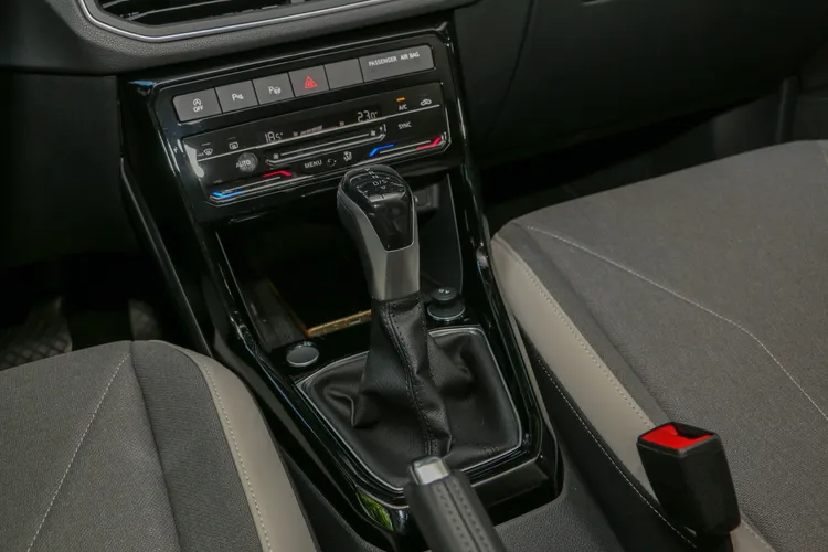 中階以上車型配備觸控式的雙區恆溫空調系統。林浩昇攝