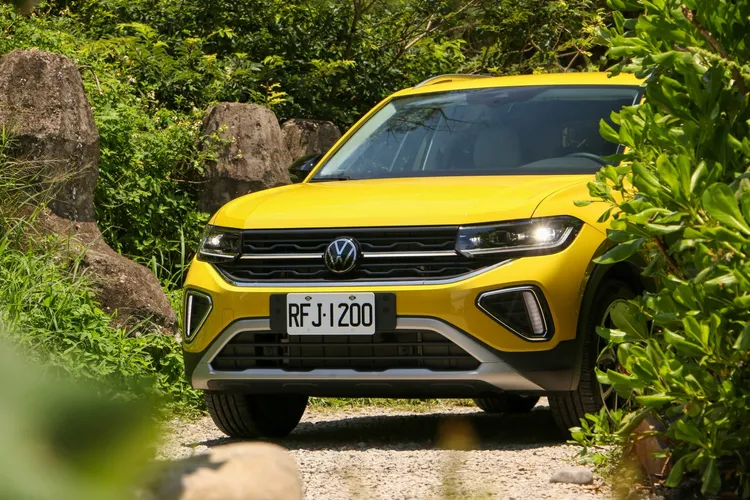 小改款T-Cross透過修改水箱罩、保險桿，以迎合新世代的家族風格，中階車型以上並首度搭載連貫式的LED夜間定位燈，以及Matrix智慧矩陣LED頭燈。林浩昇攝