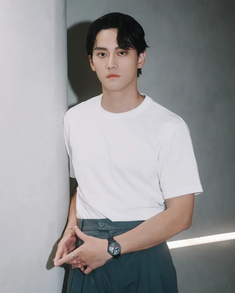 男星范少勳演繹演PIAGET Polo系列42毫米黑陶瓷超薄鏤空自動上鍊腕錶。品牌提供