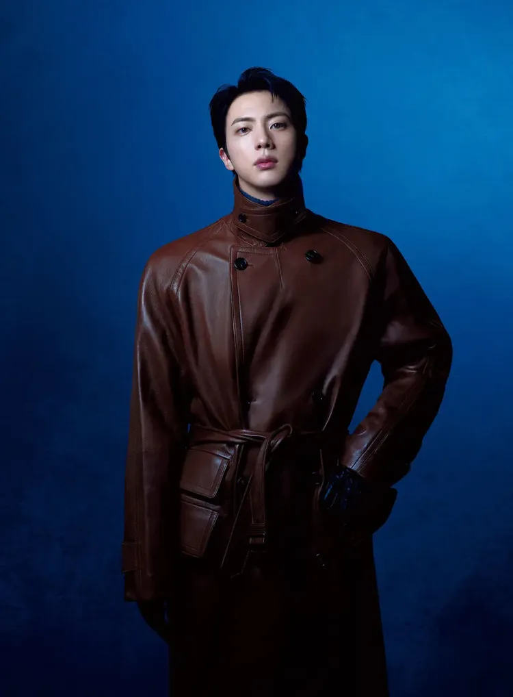 Jin穿著dunhill秋冬系列的雙排扣皮革風衣。品牌提供