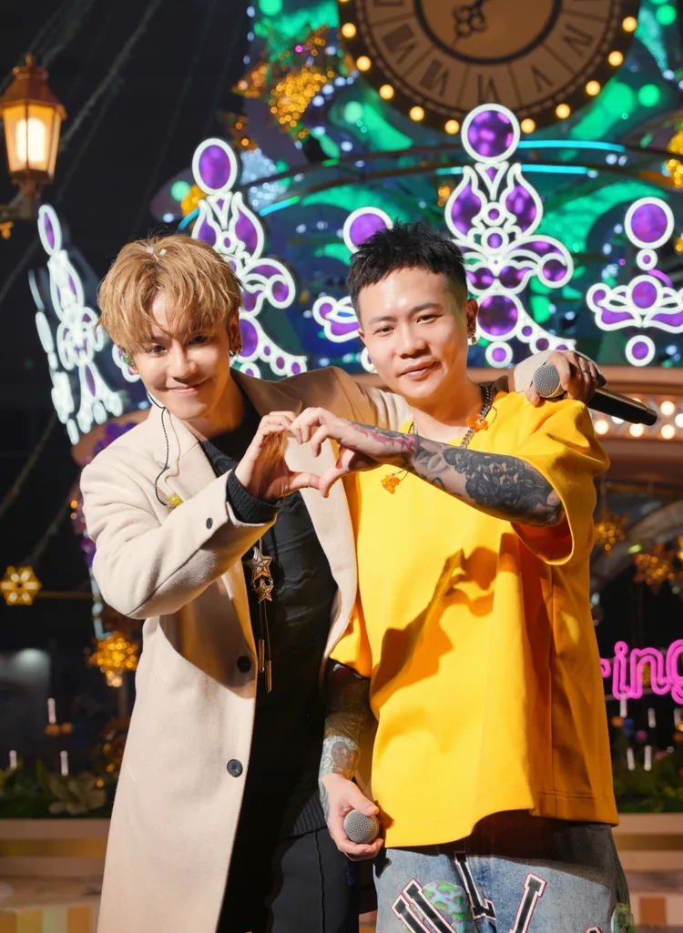 鼓鼓（左）與蕭秉治為粉絲示範Kiss Cam拍照手勢。圖／相信音樂提供