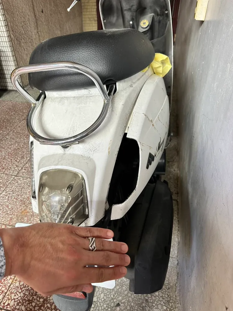 女大生父親氣得砸壞機車。江和樹提供