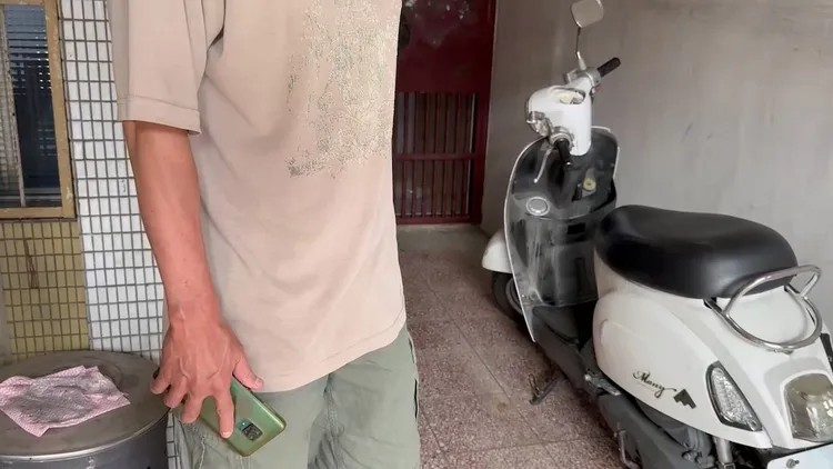 女大生的父親說，女兒只要騎車出去，他就提心吊膽，只好把機車砸毀。江和樹提供