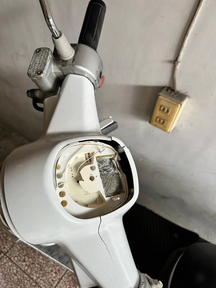 女大生的父親氣得砸毀機車，不再讓女兒騎出門。江和樹提供