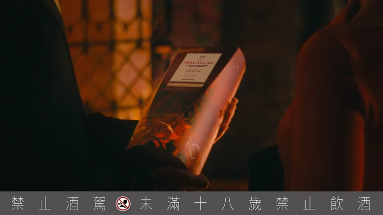 包裝外層以赫雷斯鮮豔日落照映下的葡萄園為主題，圍繞葡萄園的玫瑰則訴說當地兩百年來種植玫瑰以檢測病蟲害的悠久傳統，守護著美麗且脆弱的珍貴葡萄。業者提供