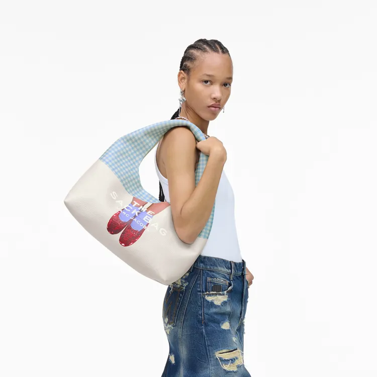 綠野仙蹤系列皮革肩背包，2萬4700元。品牌提供