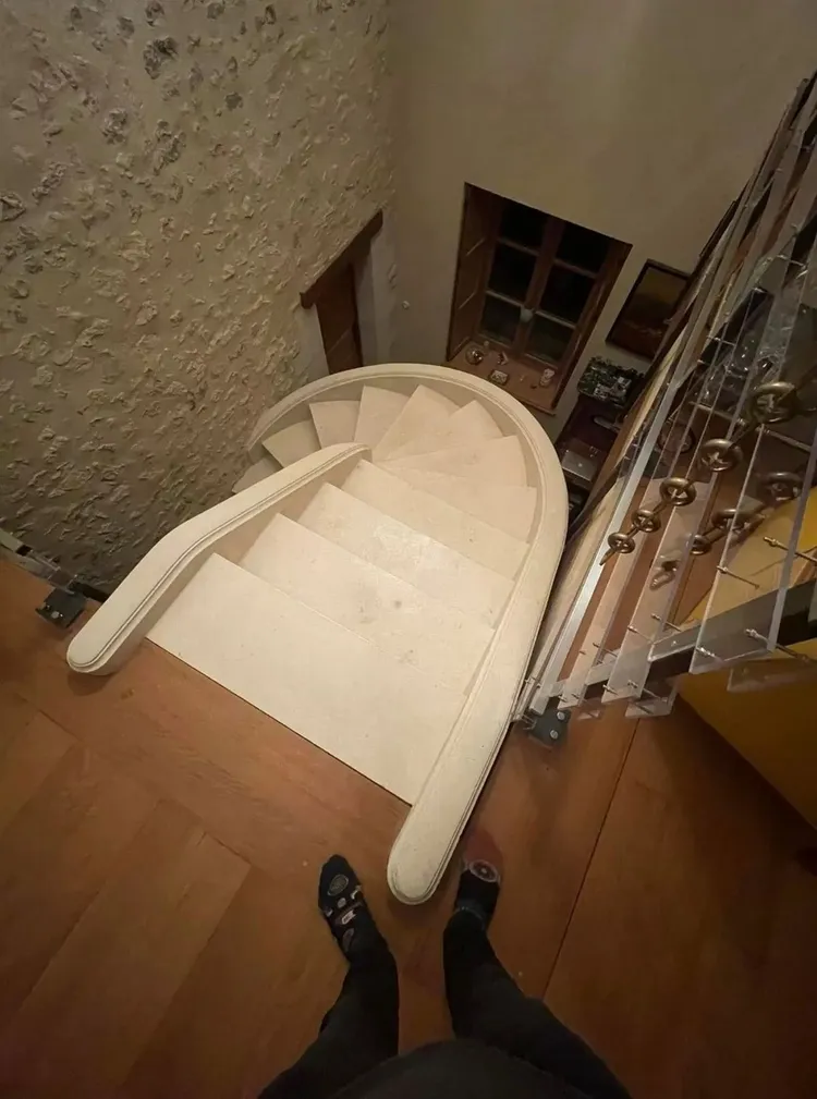 網友說自己曾在這樓梯上摔傷扭到腳。翻攝自臉書社團