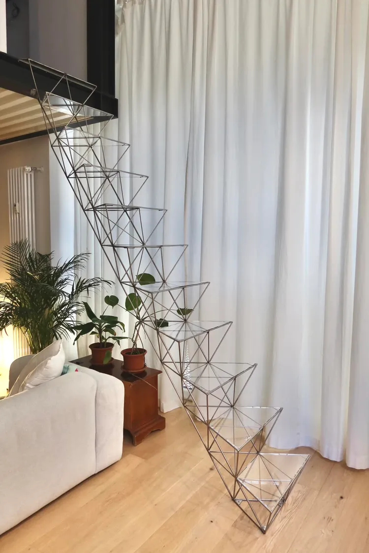 網友笑說這樓梯應該是給寵物爬的。翻攝自臉書社團