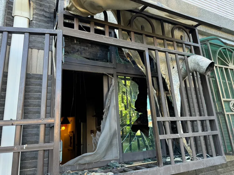 金門金寧一處出租公寓昨發生火警，受困火場的貓咪哀嚎引起注意，民眾趕緊報案，所幸無傷亡。圖／民眾提供