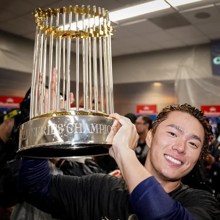 山本由伸開心捧著MLB世界大賽冠軍獎盃。翻攝山本由伸IG