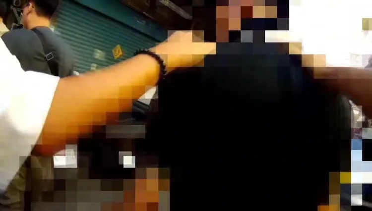 許男看準喪屍菸油商機，大膽成立菸油瓶分裝場。翻攝畫面