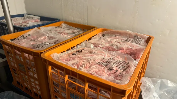 基隆市府衛生局今天凌晨與北市府政風、產發等單位展開聯合稽查。翻攝照片