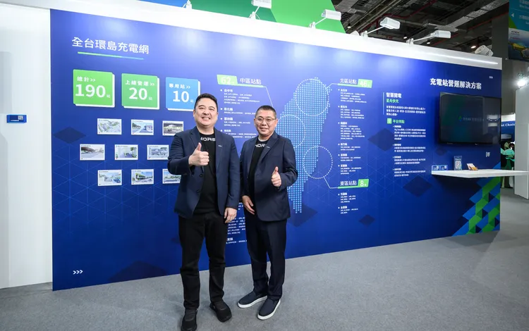 左起：泓德能源董事長謝源一、總經理周仕昌。泓德能源提供