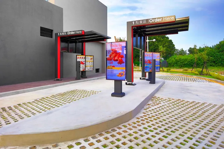 西螺中山餐廳為全台目前唯一12米寬的併肩型車道，雙車道設計可容納兩部車同時點餐。麥當勞提供