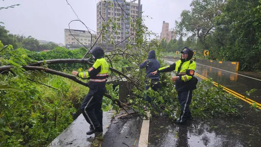 康芮颱風致多處災情 龍潭、大園、龜山警出動救災交管