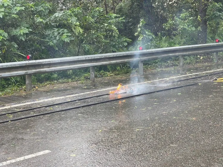 龍潭中豐路上林段又發生電線垂落地面冒出火花。龍潭警分局提供