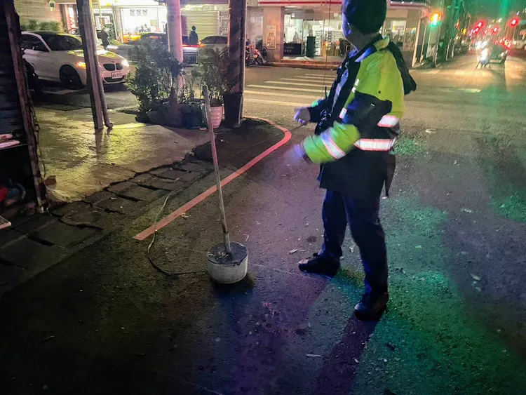 大園區中正東路與新生路電線遭強風吹斷垂落路面。大園警分局提供