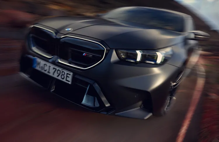 全新世代BMW M5與BMW M5 Touring搭載4.4升M TwinPower Turbo V8引擎，M5擁有0到100 km/h加速僅需3.5秒、M5 Touring僅需3.6秒的表現。原廠照片