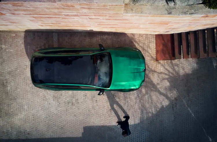 首見於BMW M高性能旅行車型的全景式玻璃車頂為全新世代BMW M5 Touring帶來更寬敞且明亮的車室空間。原廠照片