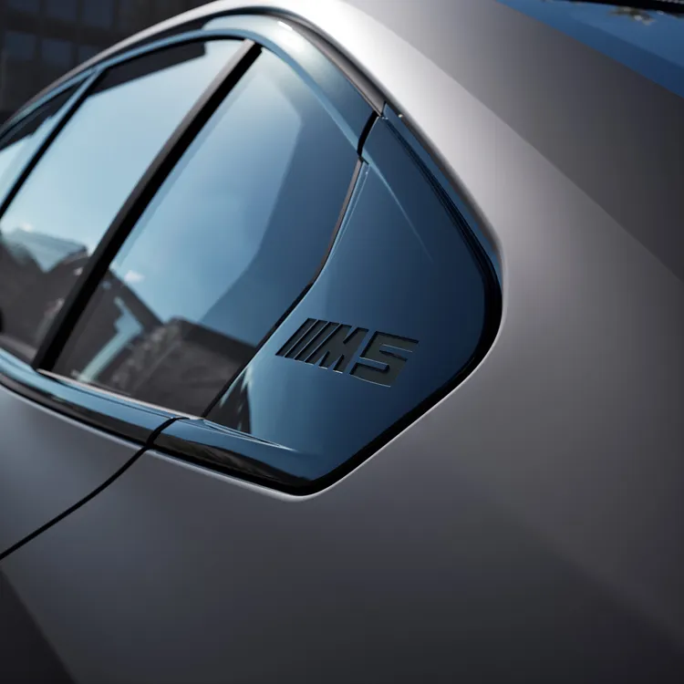 首次應用於BMW M5車系的M HYBRID混合動力模式按鈕，車主可以選擇「ELECTRIC純電模式」，純電行駛下將提供至多69公里的續航力。原廠照片