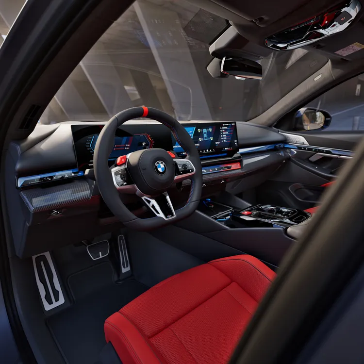 全新世代BMW M5的車室內裝空間充斥著純正M基因設計語彙。原廠照片