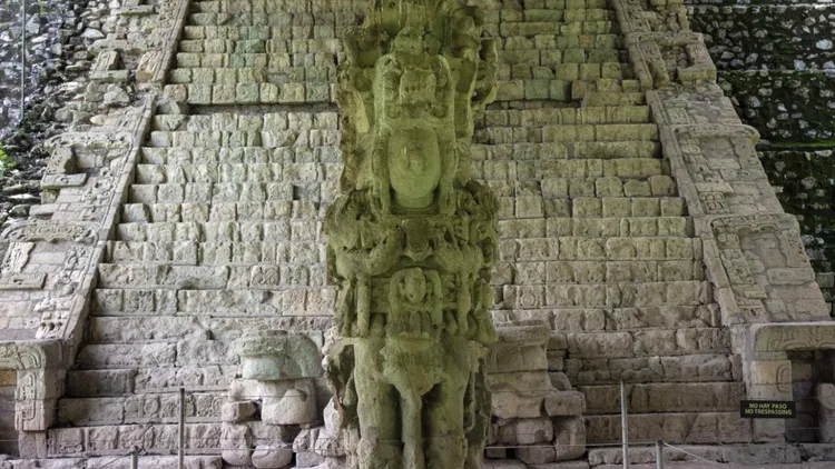 考古遺跡內馬雅石碑和古老石階。美聯社