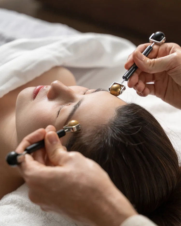 源自於越南的Dien Chan臉部反射按摩，藉由溫和的按摩手法與精緻輔助工具，幫助我們能更好體會身心感受。業者提供