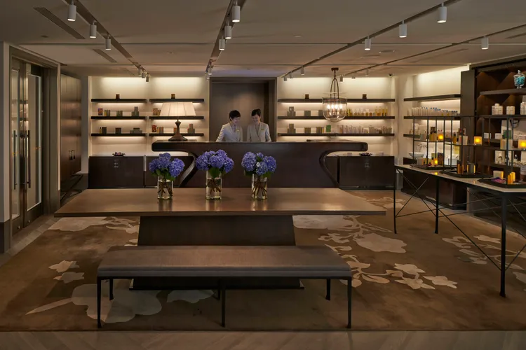 台北文華東方酒店芳療中心，有著寬敞舒適的芳療健身休憩空間。在國際著名設計團隊所打造的悠適環境中，賓客可盡享設備先進完善的健身中心、庭園式戶外恆溫泳池，豪華的芳療貴賓按摩室以及屢獲殊榮的世界級經典芳療與美容調理療程。業者提供