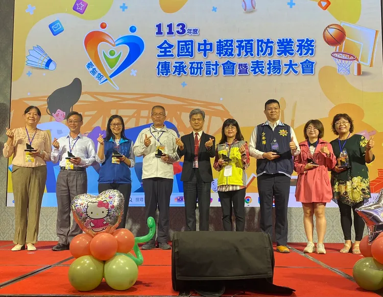 新北市少年隊(右3)獲選全國中輟預防及復學工作績優行政機關。警方提供