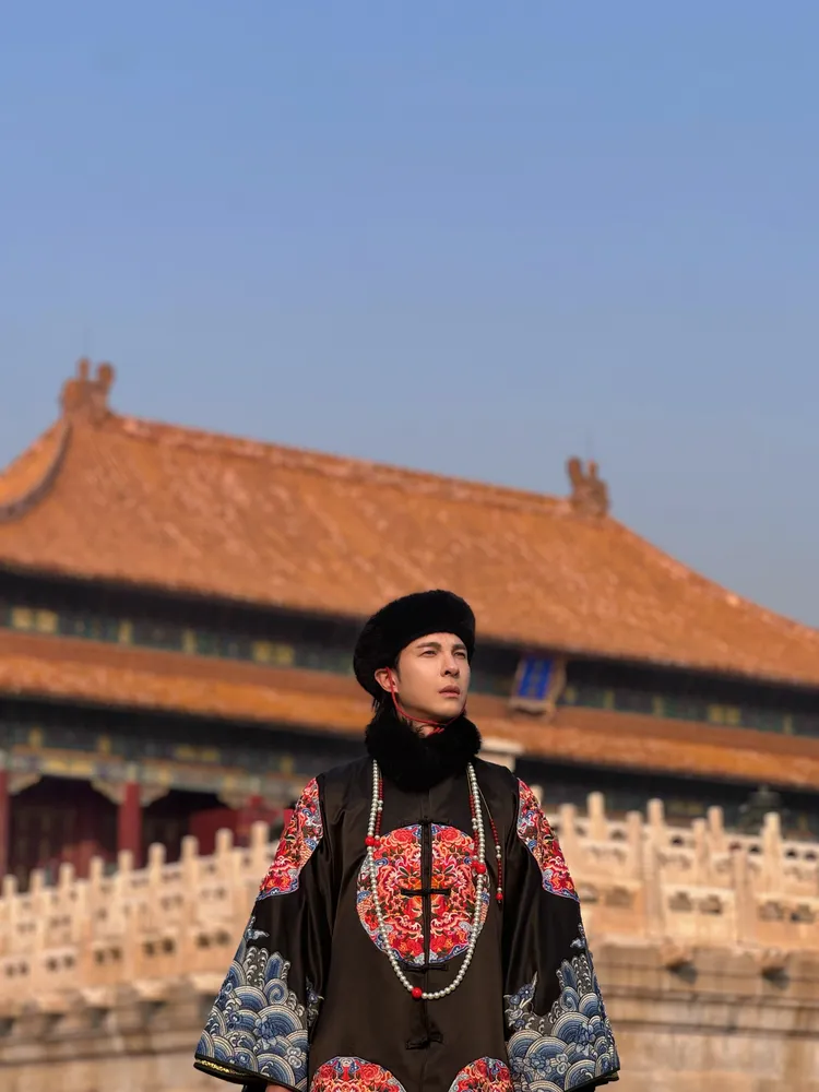 陳勢安巡演空檔去北京故宮參觀，變裝成王爺。圖／有勢有錢娛樂提供