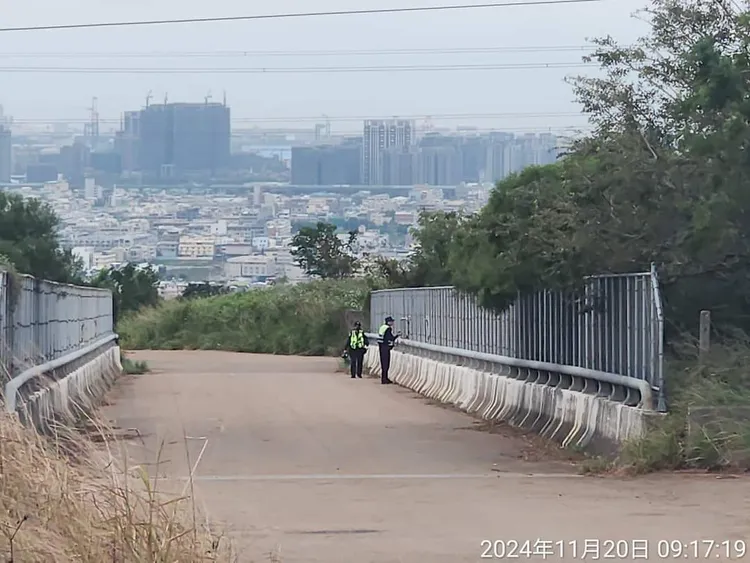 該天橋兩側均設有護網，下方的國道駕駛人無法看到警方正在取締。翻攝臉書「沙鹿之美」