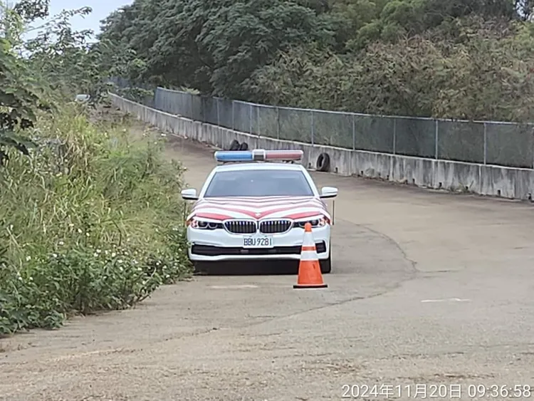 國道警方的「紅斑馬」停在路邊。翻攝臉書「沙鹿之美」