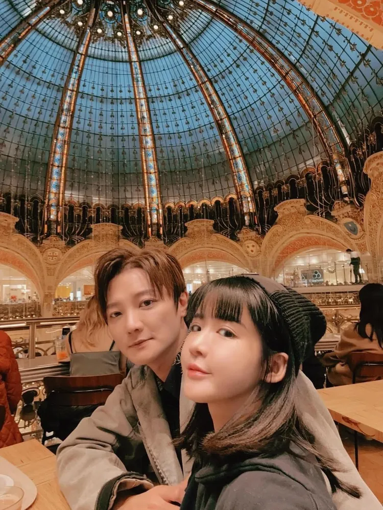 阿沁跟老婆花花同遊法國。翻攝花花臉書