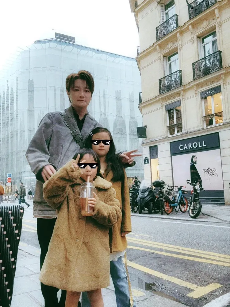 阿沁與女兒們合照。翻攝花花臉書