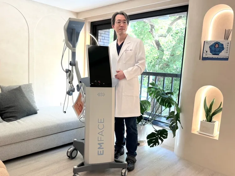 林聖山醫師表示，EMFACE菲斯波結合了專利的高強度電場技術和同步煥顏電波科技，作用深度超越了傳統電、音波的治療