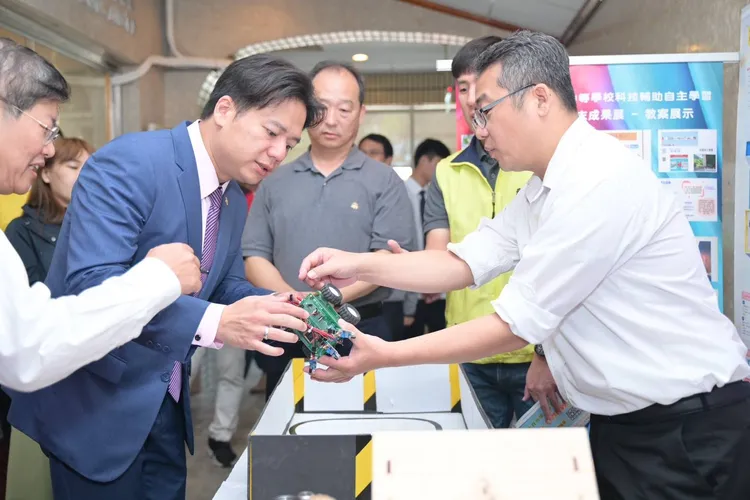 邱臣遠參觀技職攤位。新竹市府提供