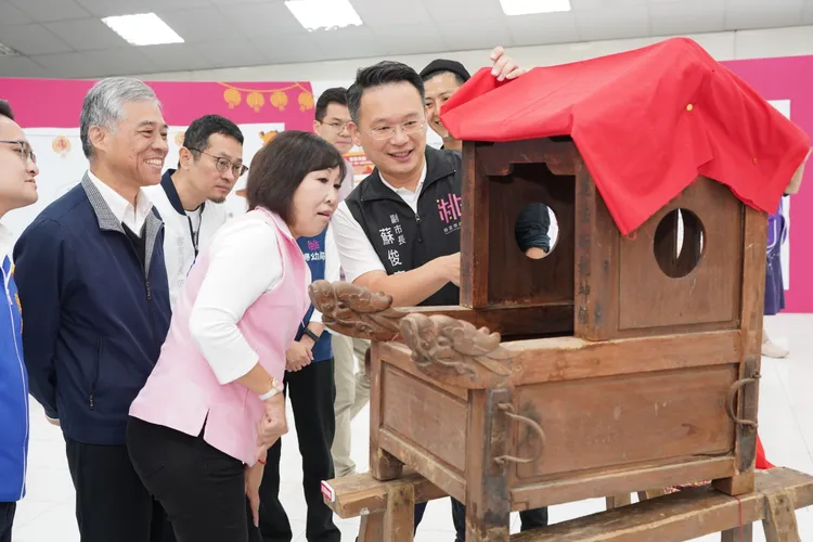 客委會副主委范佐銘及桃園市副市長蘇俊賓參觀三界爺特展中百年小神轎及三界爺信仰脈絡。客家局提供