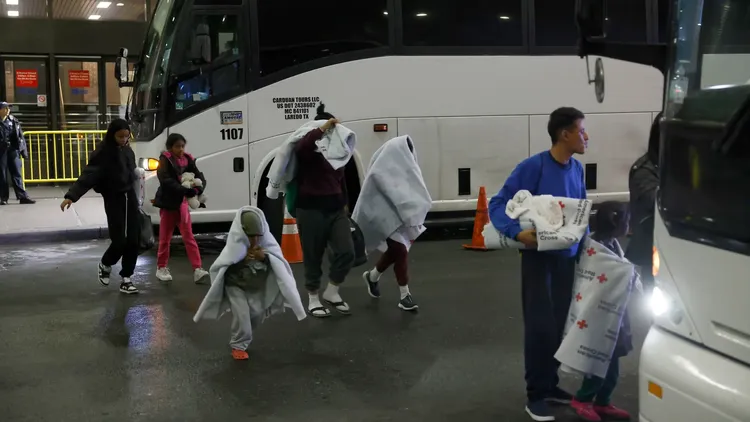 移民離開庇護酒店。翻攝自《紐約郵報》