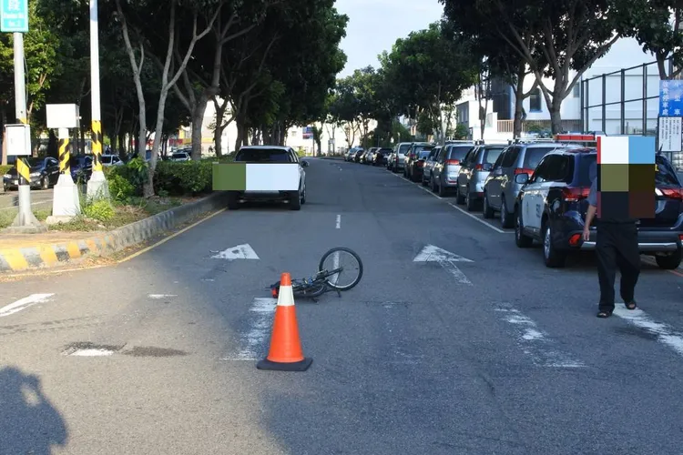 黃姓男童騎自行車過馬路，連接被機車、轎車撞上，送醫不治。民眾提供